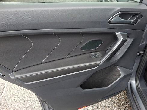 Used 2023 Volkswagen Tiguan SE w/ Panoramic Sunroof Package image 19