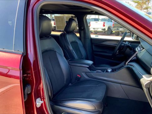 Used 2024 Jeep Grand Cherokee L Altitude image 9