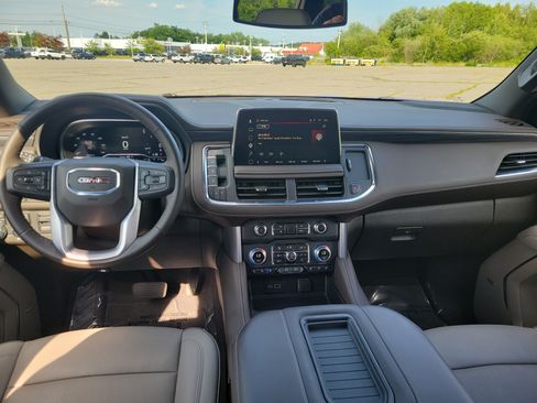 Used 2024 GMC Yukon XL SLT w/ SLT Luxury Package AWD/4WD image 19