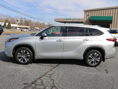 Used 2022 Toyota Highlander XLE image 2