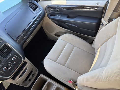 Used 2016 Dodge Grand Caravan SE w/ Quick Order Package 29E SE FWD image 11