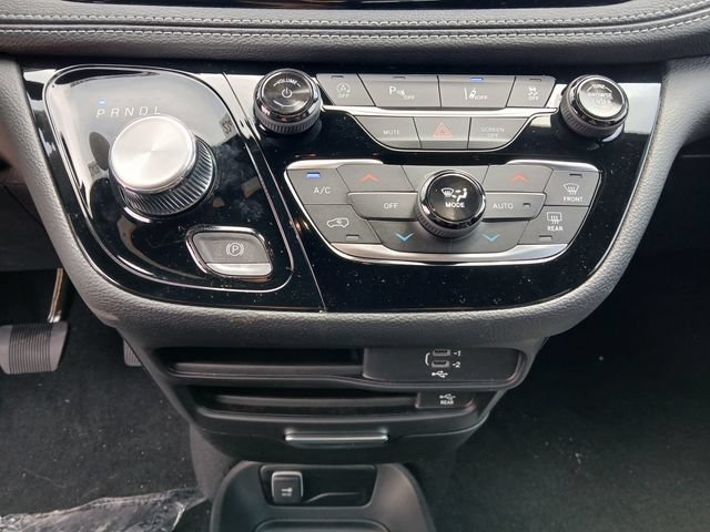 New 2026 Chrysler Pacifica Select AWD/4WD image 25