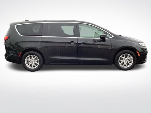 Used 2023 Chrysler Pacifica Touring-L image 11