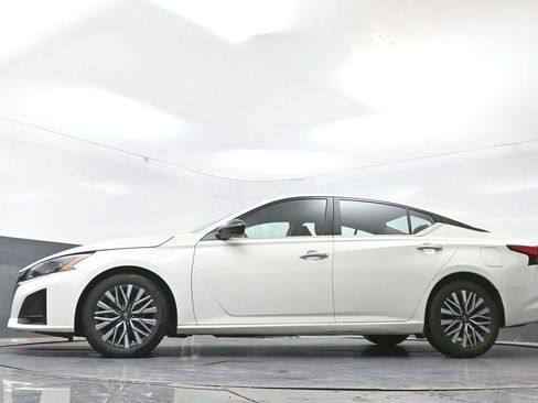 Used 2025 Nissan Altima 2.5 SV FWD image 28
