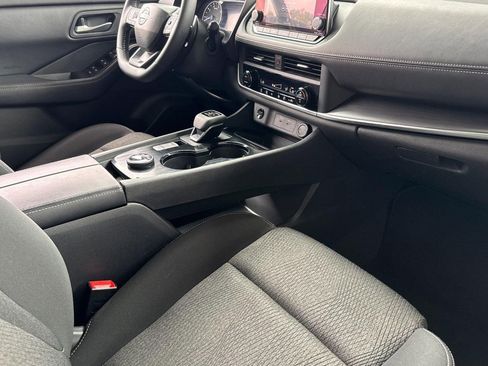 Used 2025 Nissan Rogue SV AWD/4WD image 31