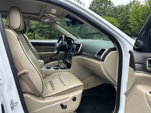 Used 2017 Jeep Grand Cherokee Overland w/ Jeep Active Safety Group AWD/4WD image 43