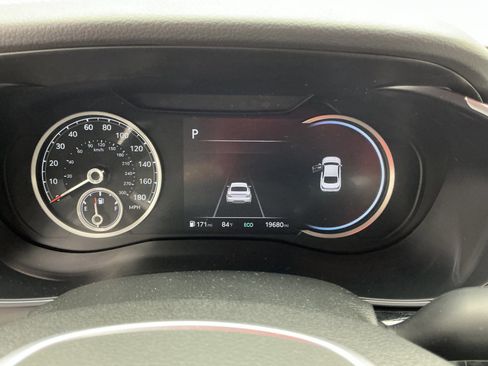 Used 2025 Genesis G70 2.5T image 10