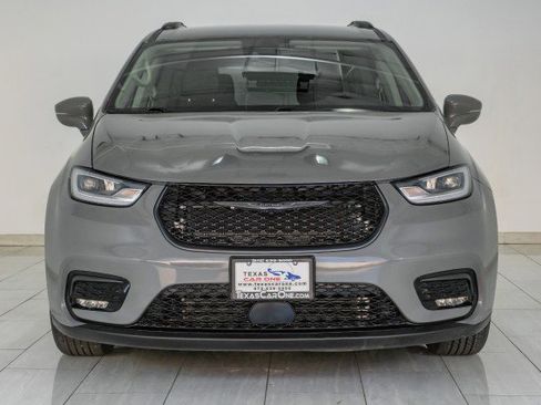 Used 2022 Chrysler Pacifica Touring-L image 3