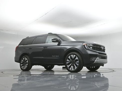 Used 2025 Ford Expedition Platinum w/ Driver's Package AWD/4WD image 4