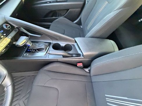 Used 2025 Hyundai Elantra Sport FWD image 17