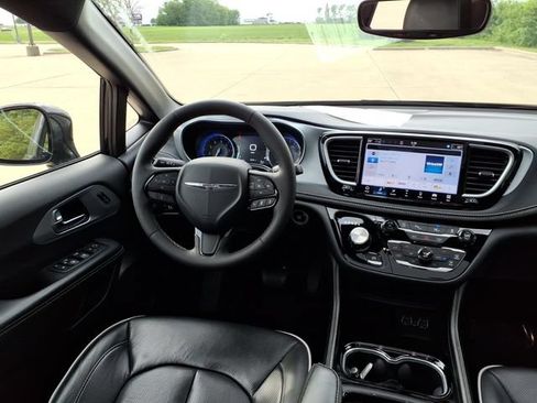 Used 2025 Chrysler Pacifica Limited FWD image 6