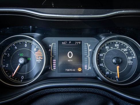 Used 2019 Jeep Cherokee Latitude Plus image 2