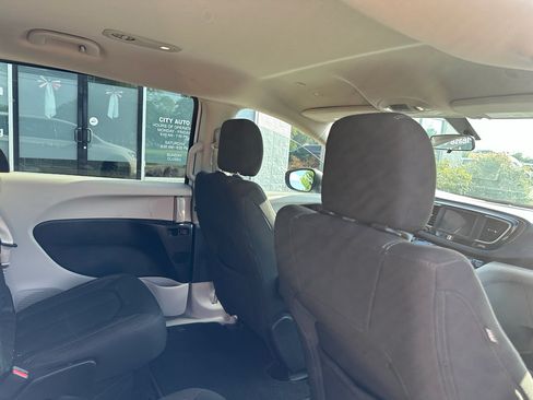Used 2022 Chrysler Voyager LX FWD image 15