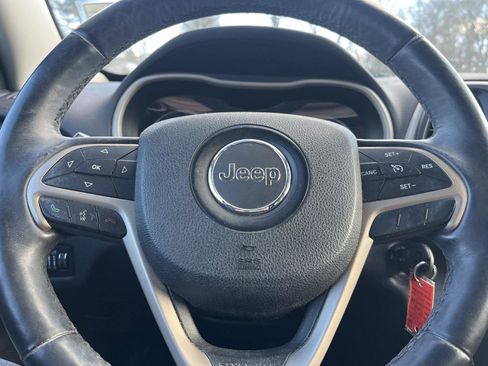 Used 2017 Jeep Cherokee Latitude w/ Cold Weather Group image 19