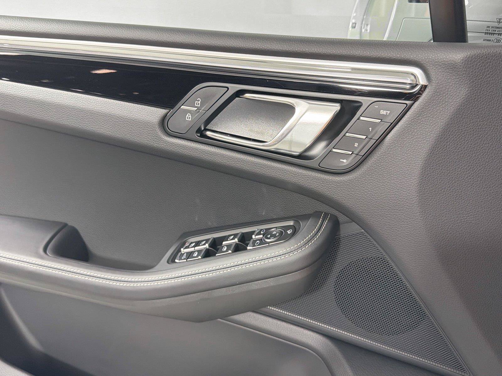 Certified 2025 Porsche Macan S AWD/4WD image 31