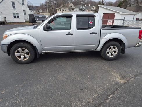 Used 2010 Nissan Frontier SE AWD/4WD image 4
