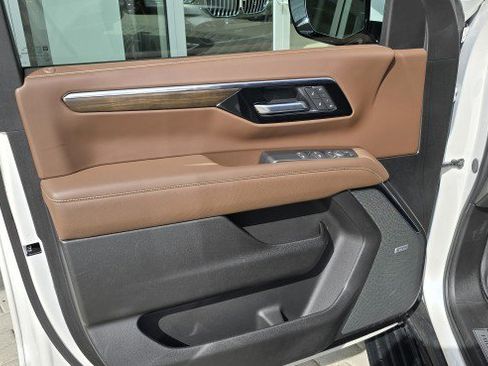 Used 2025 Chevrolet Tahoe High Country image 18