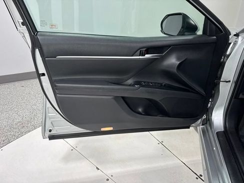 Used 2018 Toyota Camry SE w/ Moonroof Package FWD image 10