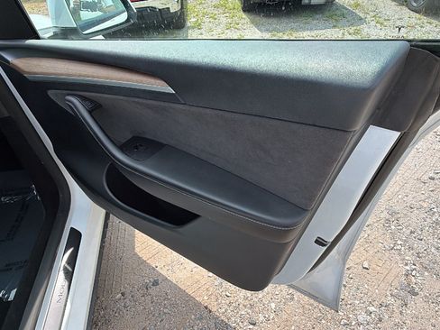 Used 2023 Tesla Model Y AWD image 18