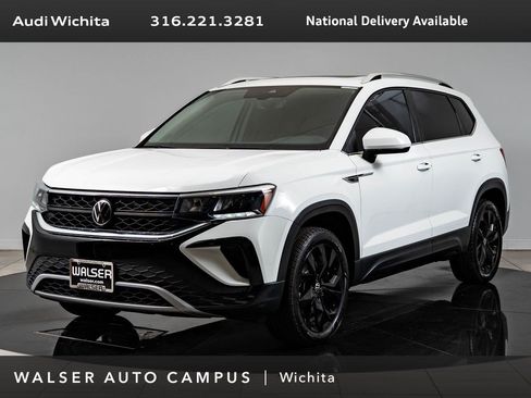 Used 2023 Volkswagen Taos SE w/ Panoramic Sunroof Package FWD image 1