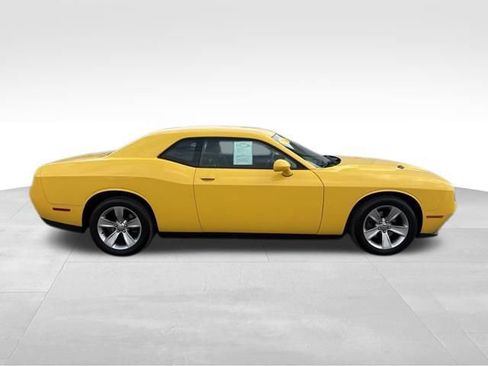 Used 2017 Dodge Challenger SXT image 9