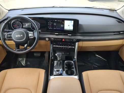 Used 2024 Kia Carnival EX image 15