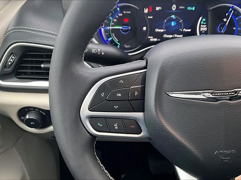 Used 2024 Chrysler Pacifica Select image 25