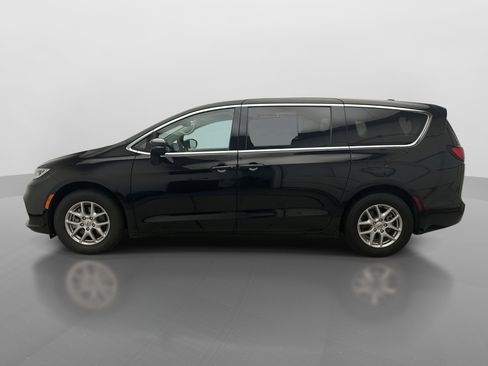 Used 2024 Chrysler Pacifica Touring-L FWD image 2