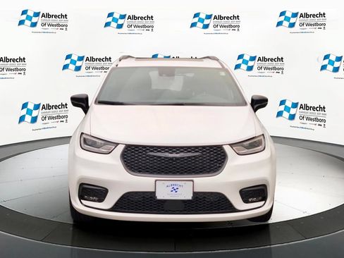 Used 2023 Chrysler Pacifica Limited w/ Uconnect Theater Family Group AWD/4WD image 8