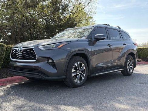 Used 2022 Toyota Highlander XLE image 11
