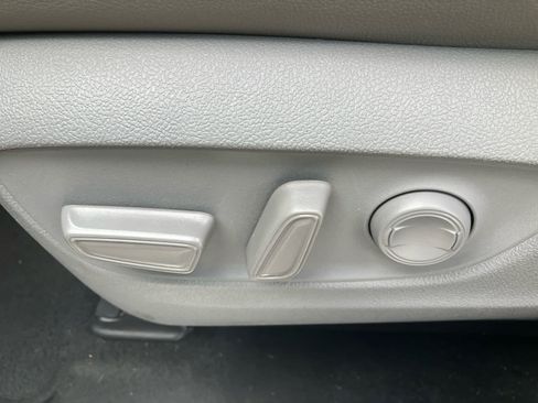 Used 2020 Toyota Highlander XLE AWD/4WD image 11