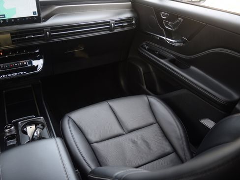 Used 2023 Lincoln Corsair Reserve w/ Jet Appearance Package image 13