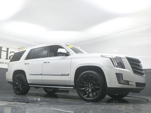 Used 2019 Cadillac Escalade Luxury image 2