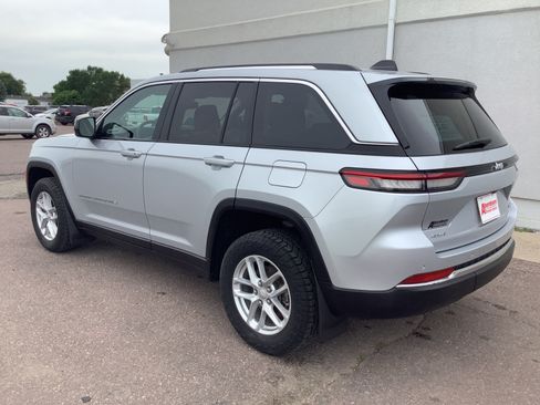 Used 2022 Jeep Grand Cherokee Altitude AWD/4WD image 7