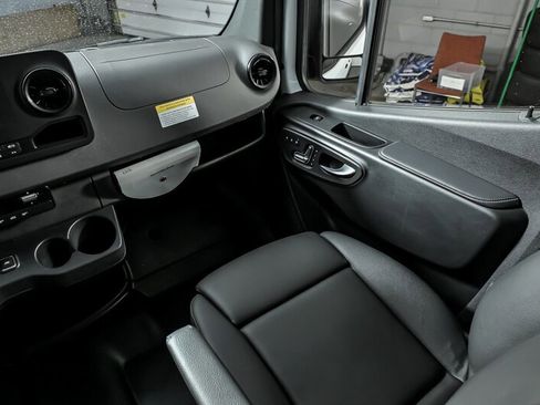 Used 2022 Mercedes-Benz Sprinter 2500 image 12