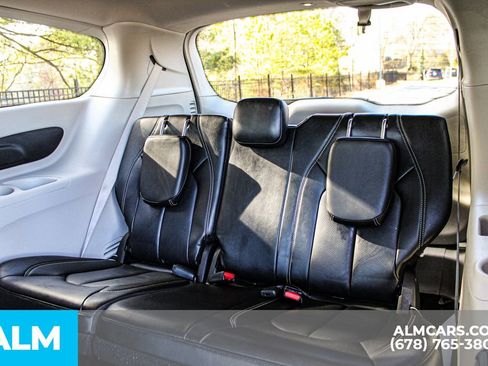 Used 2023 Chrysler Pacifica Touring-L image 19