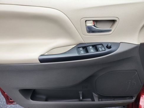 Used 2016 Toyota Sienna LE image 12