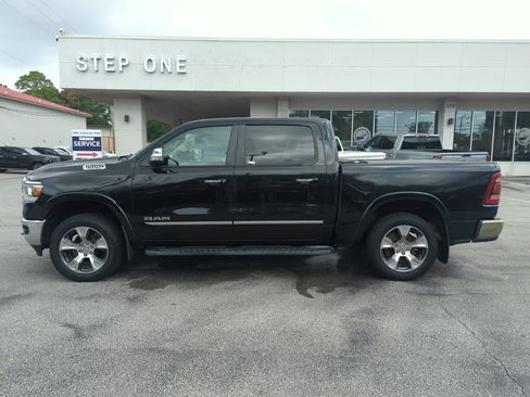 Used 2019 RAM 1500 Laramie AWD/4WD image 3