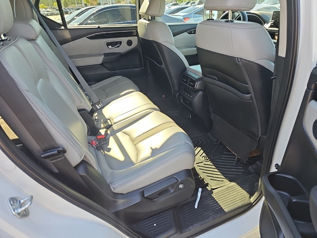 Used 2025 Honda Pilot Touring image 13