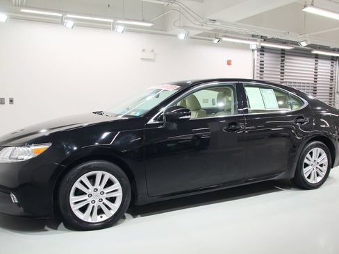 Used 2014 Lexus ES 350 w/ Premium Package FWD image 3