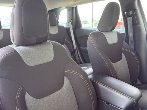 Used 2016 Jeep Cherokee Sport image 31