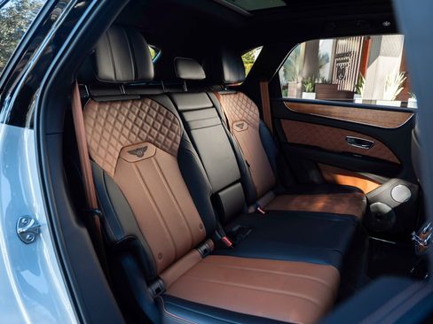 Used 2023 Bentley Bentayga image 56