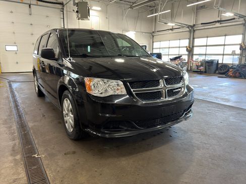 Used 2019 Dodge Grand Caravan SE FWD image 3