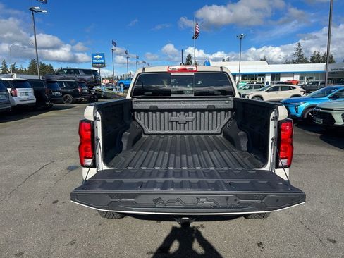 Used 2026 Chevrolet Colorado ZR2 w/ Technology Package AWD/4WD image 24