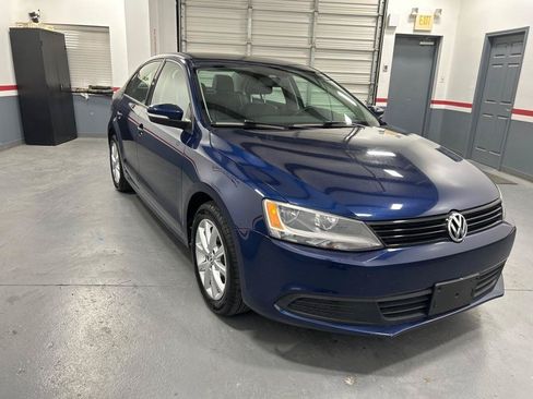 Used 2011 Volkswagen Jetta SE FWD image 2