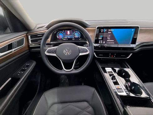 Used 2024 Volkswagen Atlas SE w/ Panoramic Sunroof Package FWD image 7
