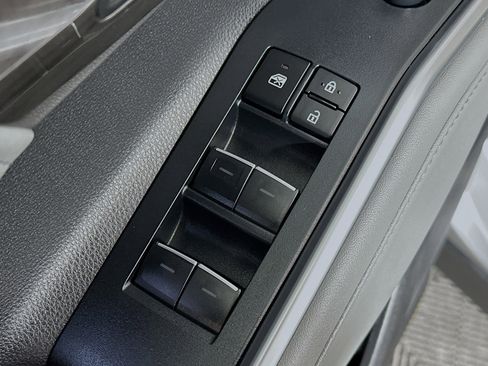 Used 2024 Toyota Highlander Platinum image 16