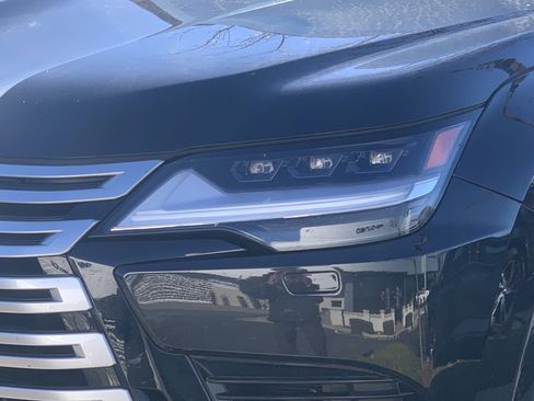 Used 2024 Lexus LX 600 4WD w/ Luxury Package image 6