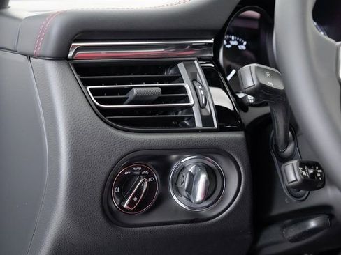 Certified 2025 Porsche Macan image 11