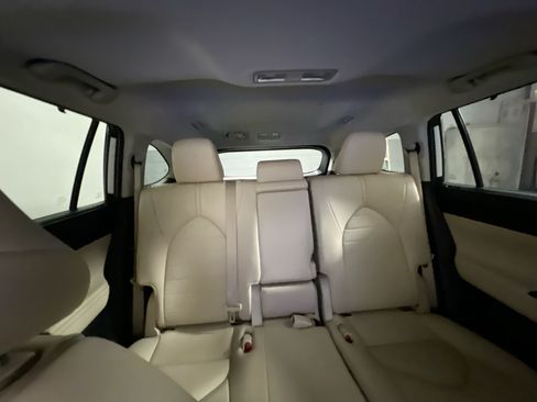 Used 2024 Toyota Highlander XLE FWD image 33
